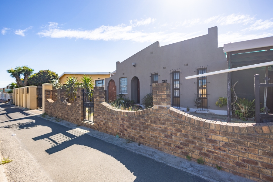 3 Bedroom Property for Sale in Uitsig Western Cape